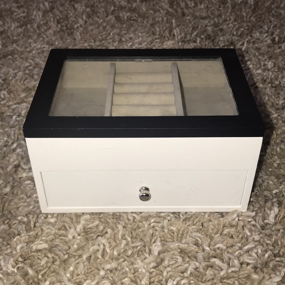 Jewelry box